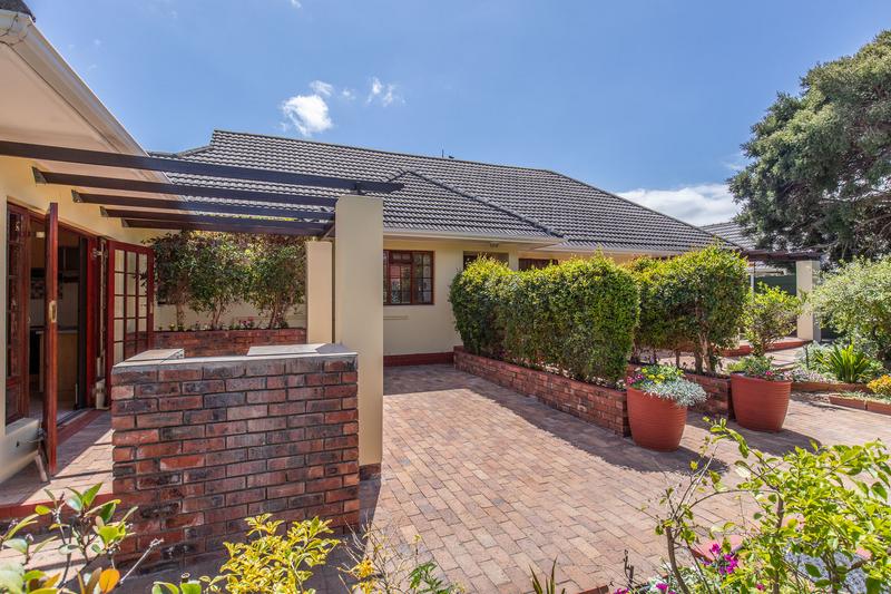 5 Bedroom Property for Sale in Bergvliet Western Cape